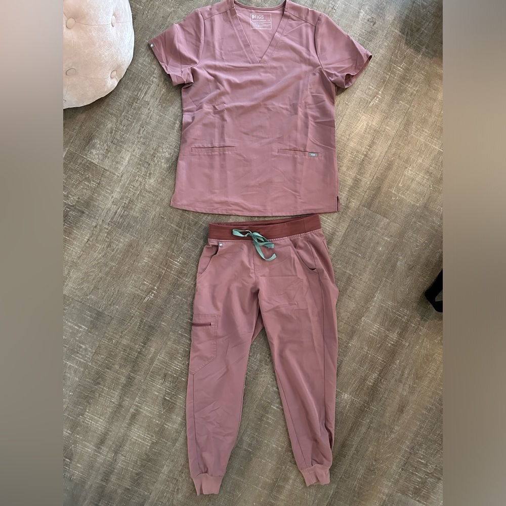 New-never worn Mauve colored figs with green pants tie